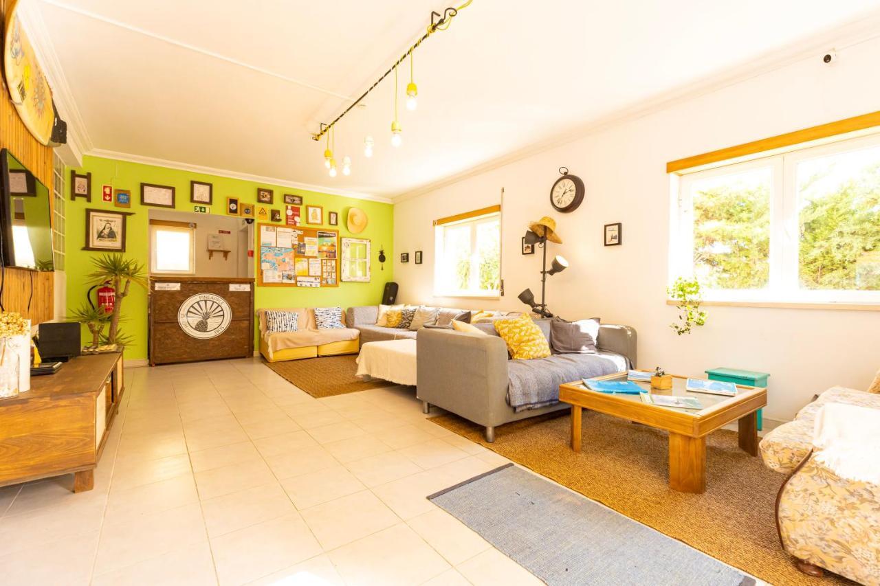 Pineapple Surf House Hostel Atouguia Da Baleia Luaran gambar