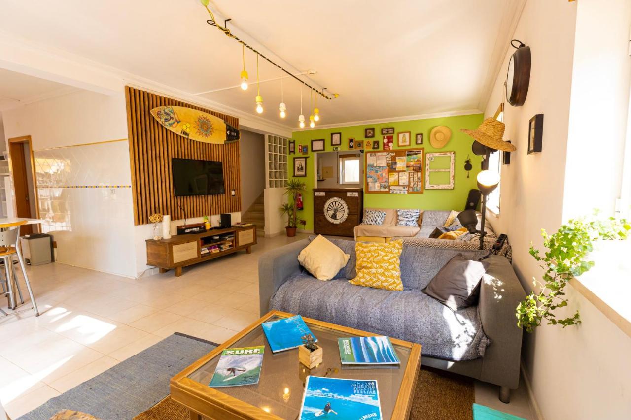 Pineapple Surf House Hostel Atouguia Da Baleia Luaran gambar