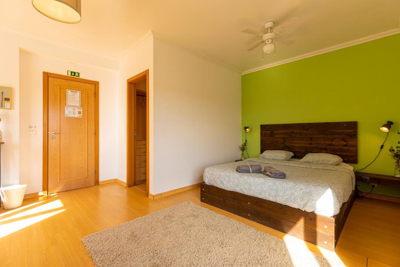 Pineapple Surf House Hostel Atouguia Da Baleia Luaran gambar