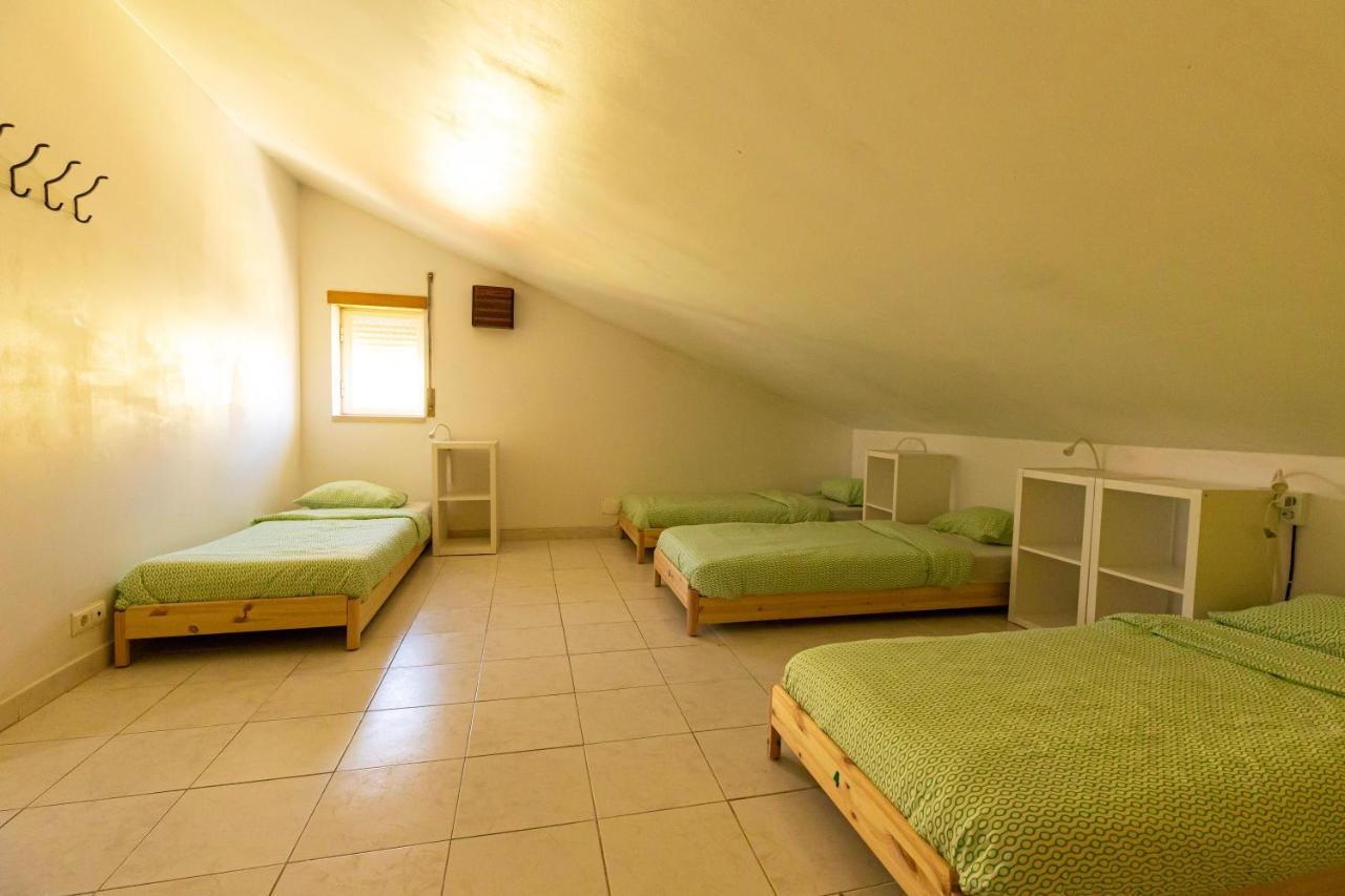 Pineapple Surf House Hostel Atouguia Da Baleia Luaran gambar