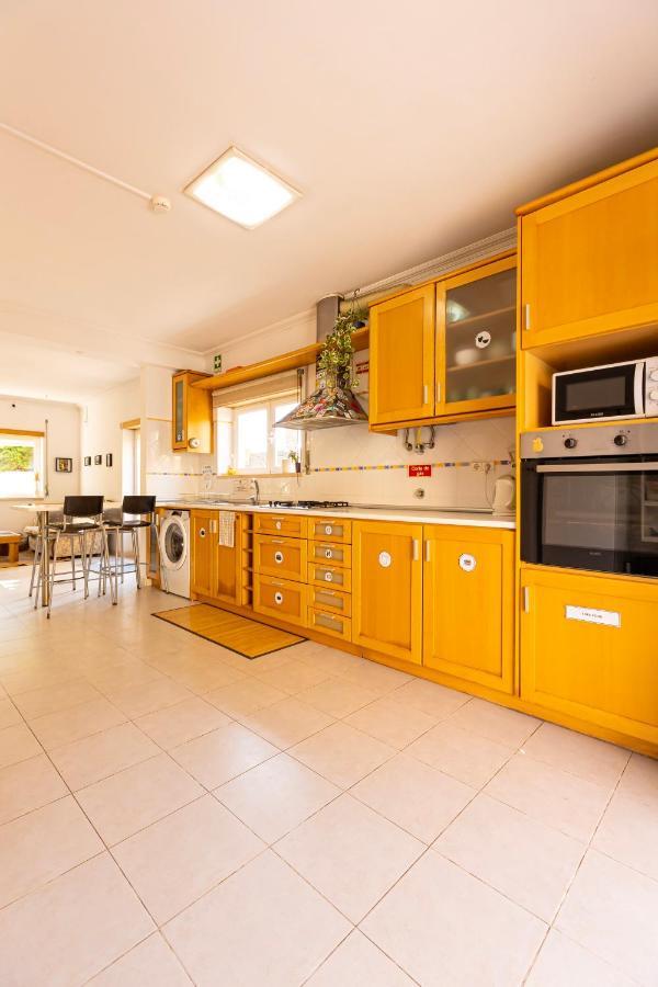 Pineapple Surf House Hostel Atouguia Da Baleia Luaran gambar