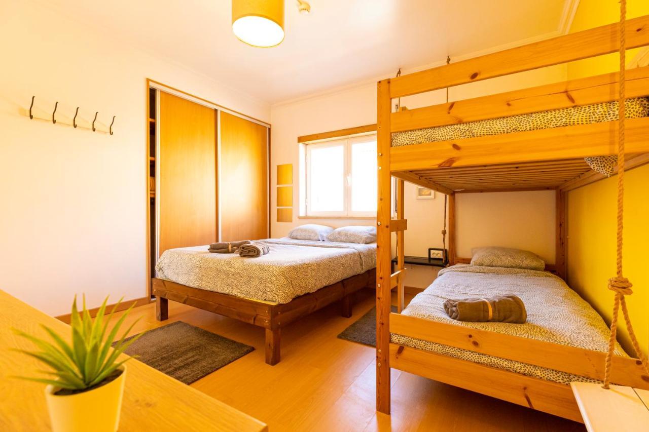 Pineapple Surf House Hostel Atouguia Da Baleia Luaran gambar