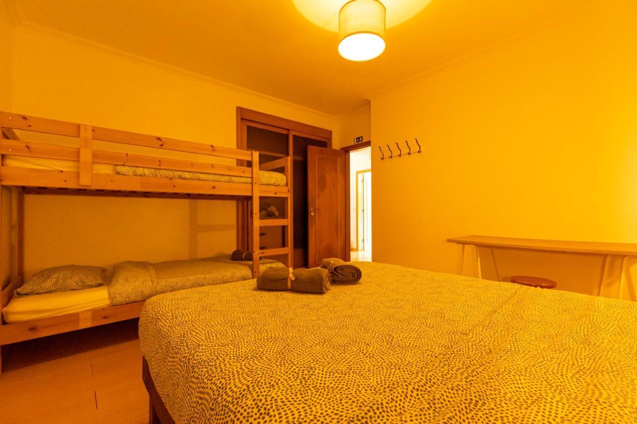 Pineapple Surf House Hostel Atouguia Da Baleia Luaran gambar