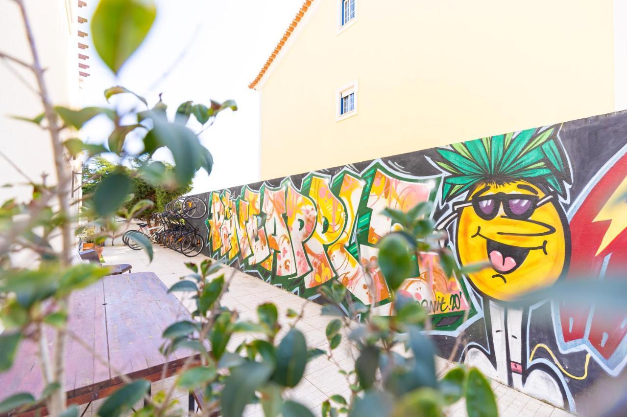 Pineapple Surf House Hostel Atouguia Da Baleia Luaran gambar