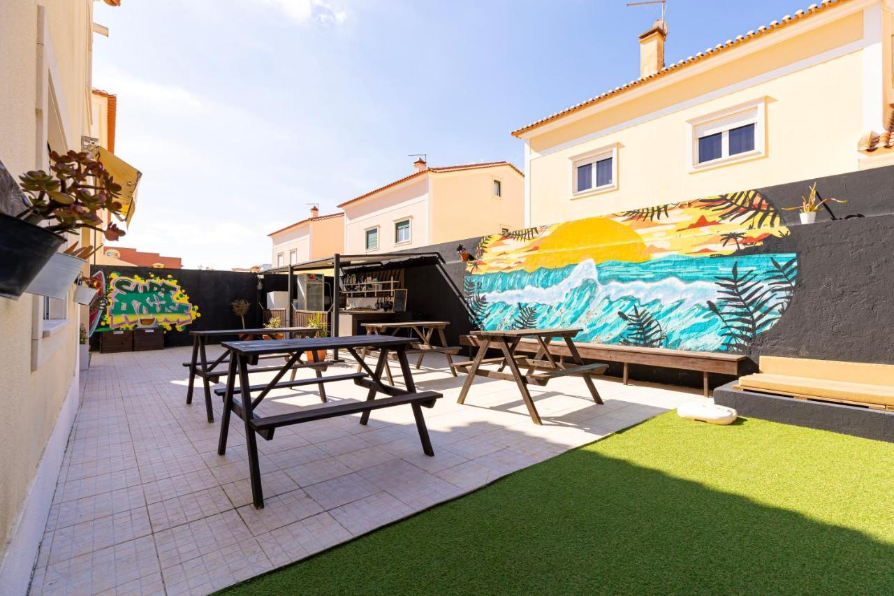 Pineapple Surf House Hostel Atouguia Da Baleia Luaran gambar