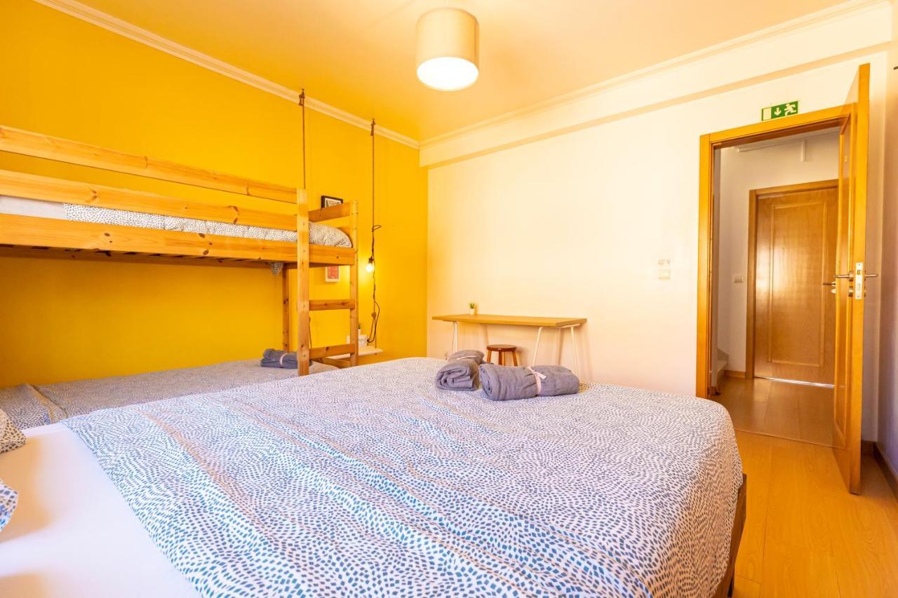 Pineapple Surf House Hostel Atouguia Da Baleia Luaran gambar