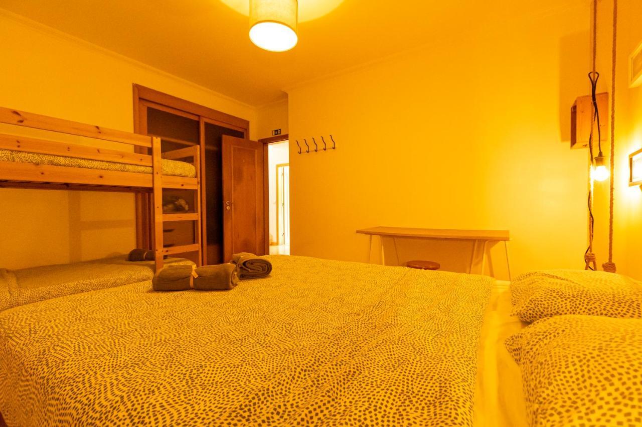 Pineapple Surf House Hostel Atouguia Da Baleia Luaran gambar