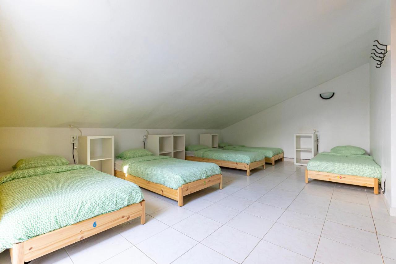 Pineapple Surf House Hostel Atouguia Da Baleia Luaran gambar