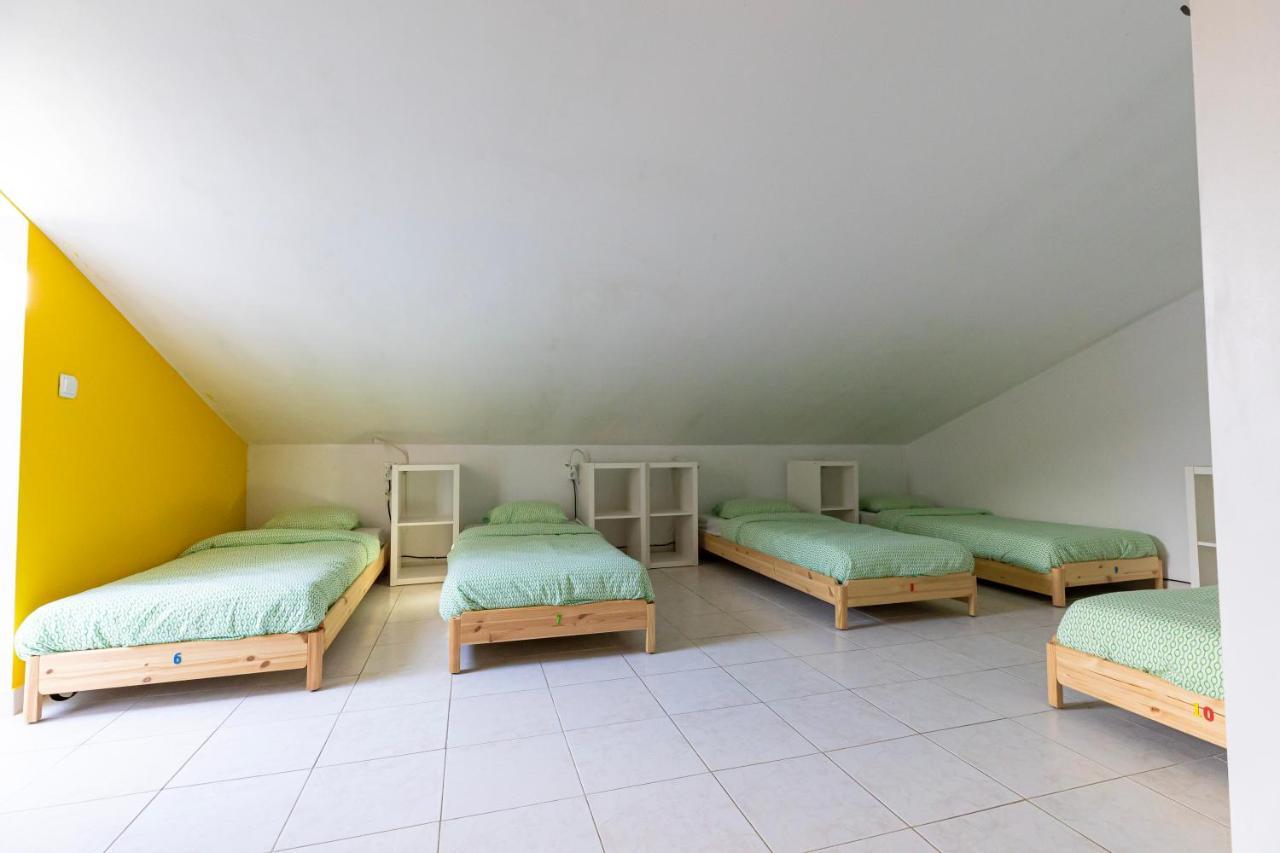 Pineapple Surf House Hostel Atouguia Da Baleia Luaran gambar