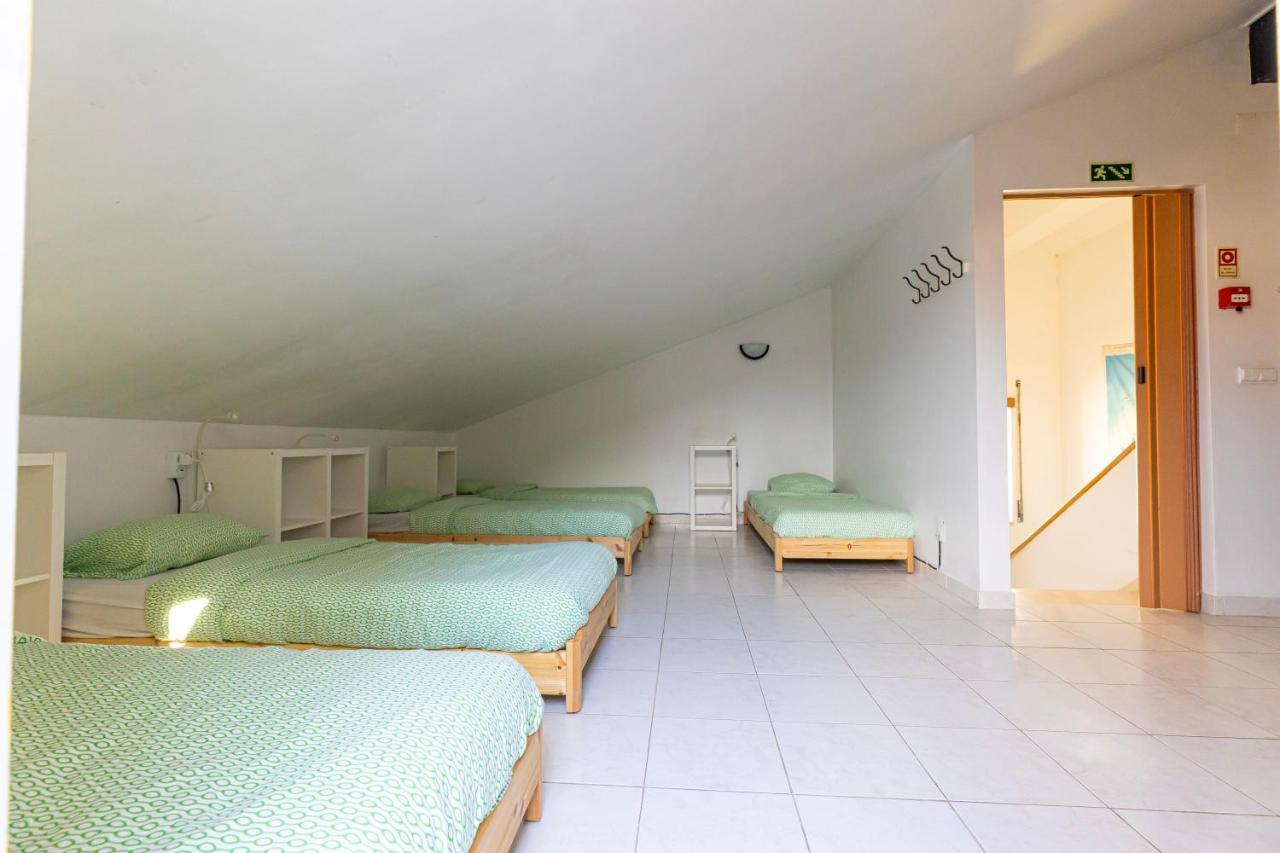 Pineapple Surf House Hostel Atouguia Da Baleia Luaran gambar