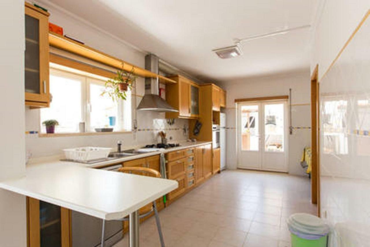 Pineapple Surf House Hostel Atouguia Da Baleia Luaran gambar