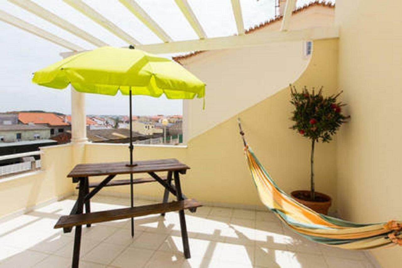 Pineapple Surf House Hostel Atouguia Da Baleia Luaran gambar