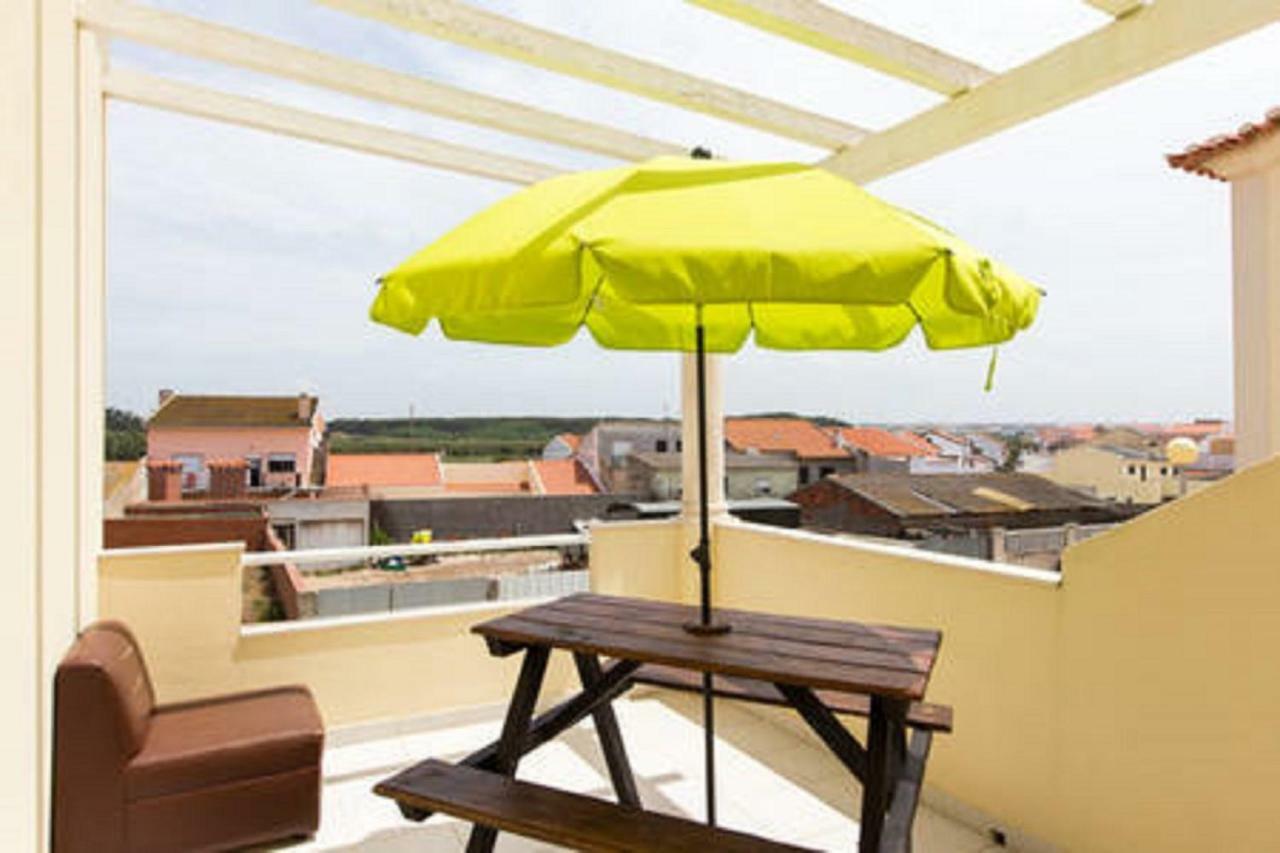 Pineapple Surf House Hostel Atouguia Da Baleia Luaran gambar